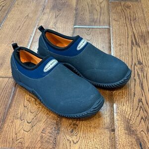 Muck Boot Co Women's Navy Slip-On Shoes sz 7 men’s sz 6 EUC